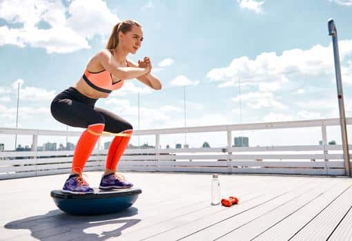 Equilibrio con pelota Bosu, el ejercicio para principiantes que