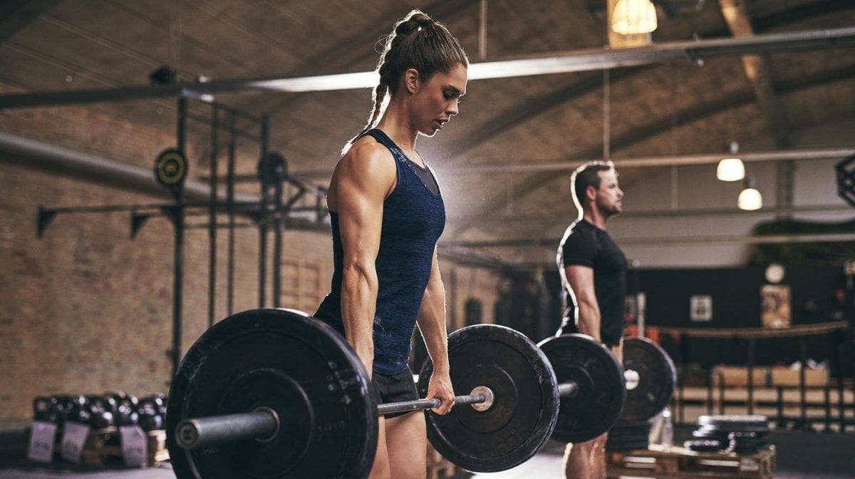 Cinco máquinas del gimnasio que no te puedes saltar cuando estás  ejercitando tus glúteos